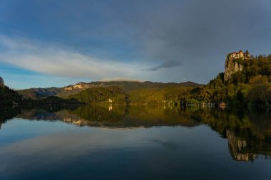 Slovenya 'da şatosu ve yemyeşil doğası olan Kanlı Göl manzarası