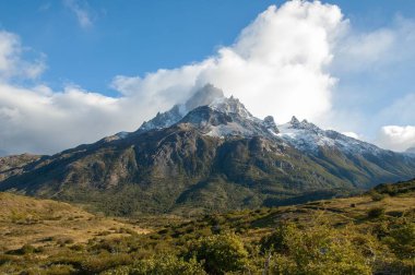 Şili 'deki Torres del Paine Ulusal Parkı' ndaki manzara ve dağların güzel bir görüntüsü.