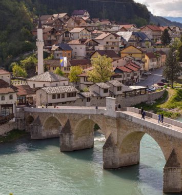Bosna-Hersek 'in Višegrad kentindeki tarihi Mehmet Paşa Sokoloviç Köprüsü' nün yüksek açılı bir çekimi