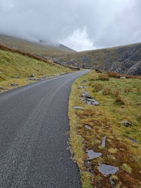 Dağın vadisinde bulutlu gökyüzü baharda dar bir yoldan çekildi.