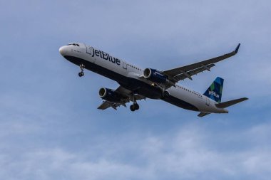 Boston, Massachusetts üzerinde gökyüzünde uçan güzel bir uçak manzarası