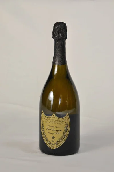 Pionowe Ujęcie Butelki Szampana Dom Perignon Vintage Studio Białym Tle — Zdjęcie stockowe