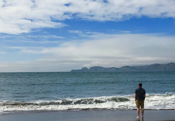 Der Erwachsene Mann Genießt Die Morgendliche Meeresbrise Während Barfuß Auf — Stockfoto