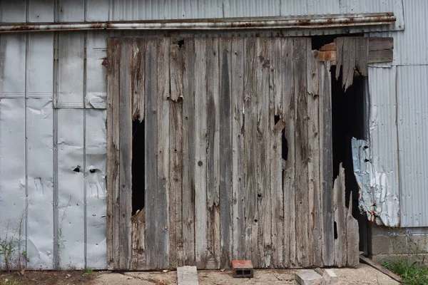 Old Barn Door Has Seen Better Days — Stock Photo, Image