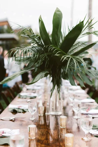 Vertical Shot Table Green Tropical Floral Arrangement Outdoor Event — Stock Photo, Image