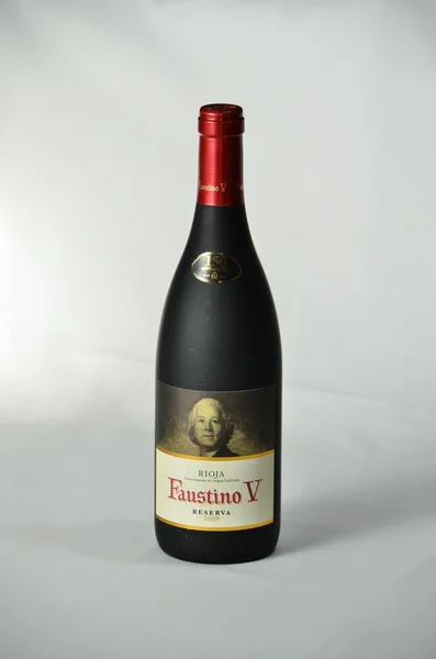 在白墙背景的工作室里 一瓶福斯蒂诺五世红酒的垂直镜头 — 图库照片