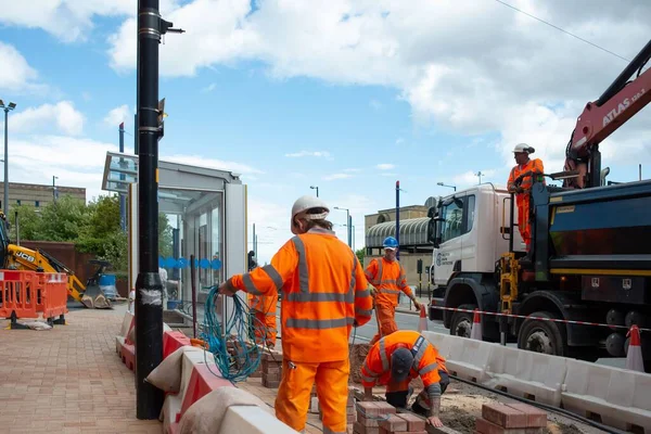 Trabalhadores Que Colocam Novo Pavimento Centro Wolverhampton Reino Unido — Fotografia de Stock