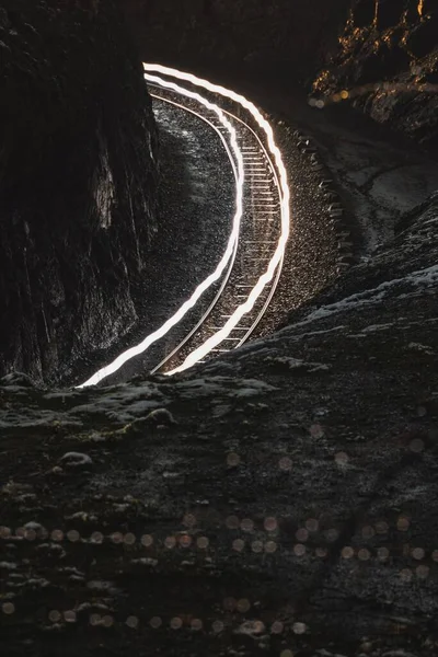 Eine Vertikale Aufnahme Geschwungener Linien Heller Lichter Über Der Eisenbahn — Stockfoto