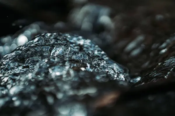 Su sıçratmanın büyüleyici detaylı bir görüntüsü - mükemmel bir duvar kağıdı