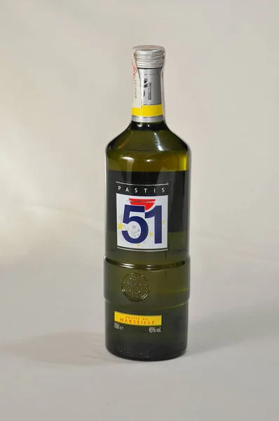 在演播室里垂直拍摄一瓶Pastis 51利口酒 — 图库照片