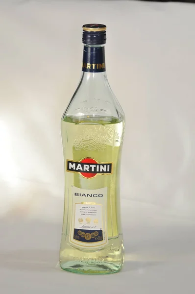 在工作室里垂直拍摄一瓶含有绿色液体的马丁尼酒 — 图库照片