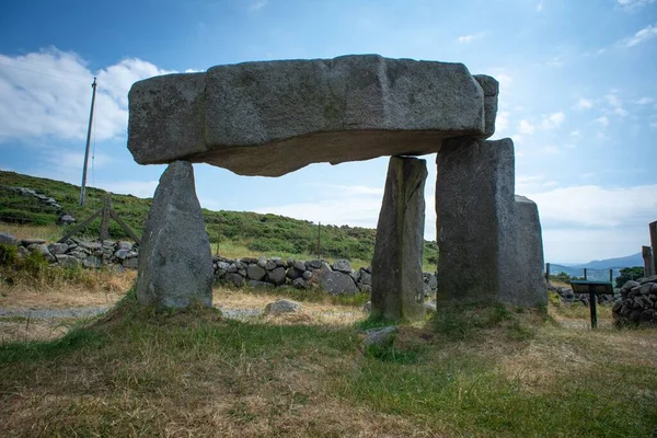 Skały Megalitic Site Legananny Dolmen County Irlandia Północna Przeciwko Błękitnego — Zdjęcie stockowe