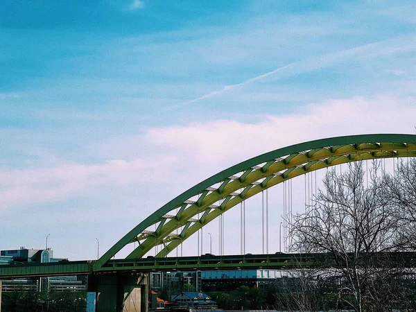 Arc Métallique Sur Pont Dans Une Ville Contre Ciel Nuageux — Photo