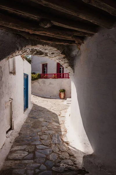 希腊阿莫罗戈斯岛一条狭窄街道的垂直截图 天气晴朗 — 图库照片
