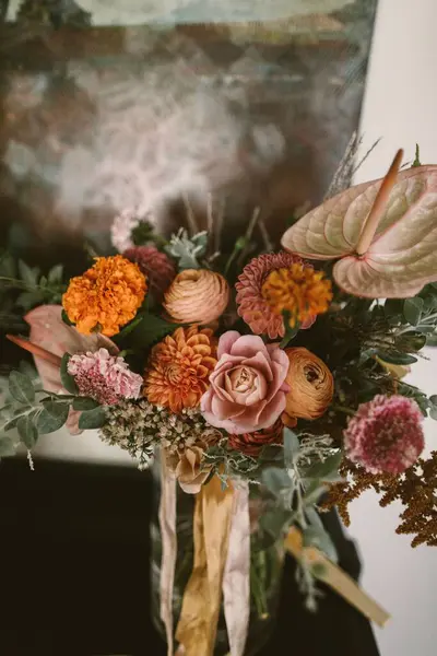 Vertical Shot Beautiful Bridal Bouquet Vase Room — Stock Photo, Image