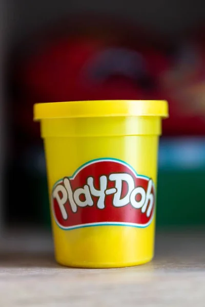 Play Doh Márkájú Agyag Sárga Tartályban Sötét Homályos Háttérrel — Stock Fotó