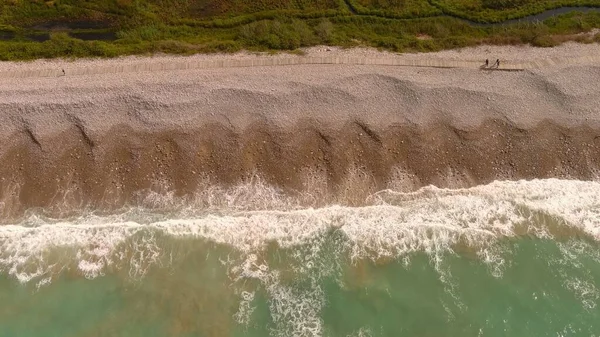 Luftaufnahme Eines Meeres Das Den Sand Mit Menschen Wäscht Die — Stockfoto