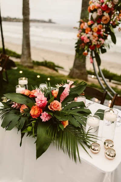 Uno Scatto Verticale Tavolo Con Verde Disposizione Floreale Tropicale Evento — Foto Stock
