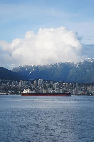 Pionowe Ujęcie Statku Transportowego False Creek Budynkami Górami Tle — Zdjęcie stockowe