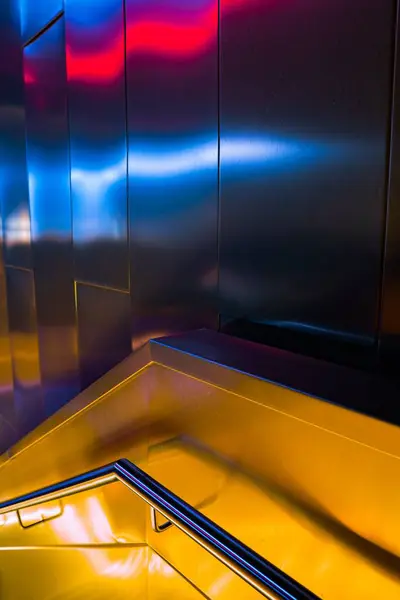 Tiro Vertical Corredor Corrimão Escada Moderna Com Paredes Metal Iluminado — Fotografia de Stock