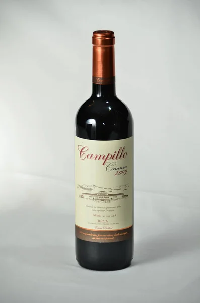 Stüdyoda Bir Şişe Campillo Crianza Vişneli Kırmızı Şarap — Stok fotoğraf