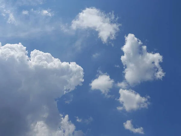 青い空に白いふわふわの雲の低角度ショット — ストック写真