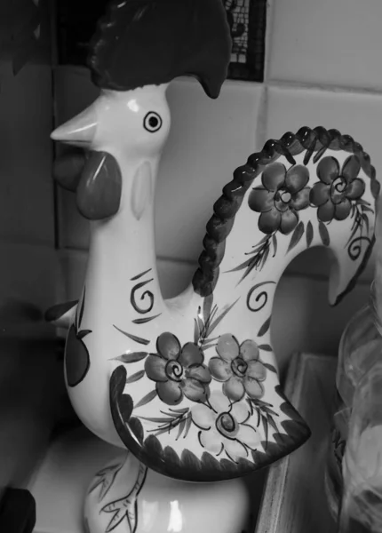 Vertical Grayscale Rooster Figurine Floral Print Kitchen — Stock Photo, Image