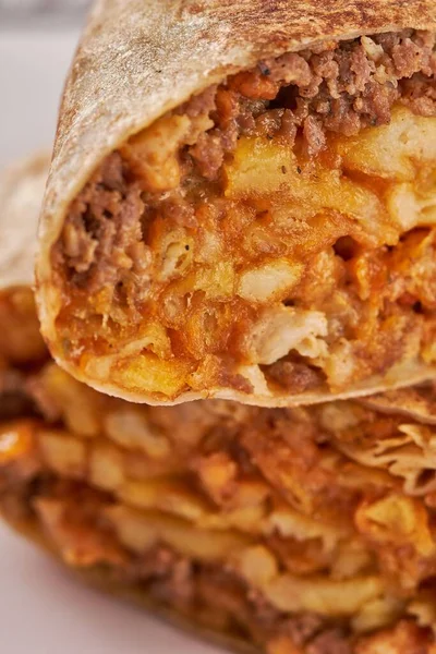 Egy Friss Ízletes Burrito Közeli Felvétele Homályos Háttérrel — Stock Fotó