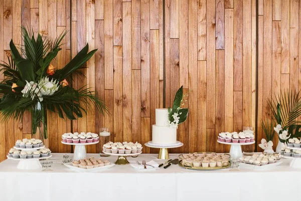 Bolo Sobremesa Uma Mesa Contra Uma Parede Madeira Casamento Temático — Fotografia de Stock