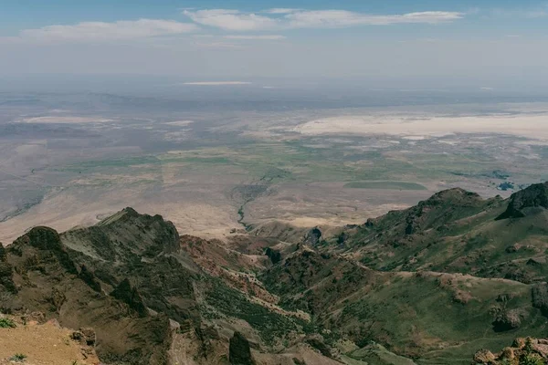 オレゴン州東部の砂漠地帯にあるスティーンズ山脈のキガー渓谷の空中撮影 — ストック写真