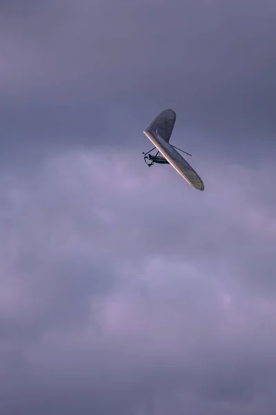 Vertical Shot Hang Glider Flying Gloomy Gray Sky — Stock Photo, Image