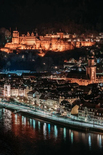 Gece Heidelberg Sarayı Nehir Kenarındaki Kasabanın Dikey Görüntüsü — Stok fotoğraf