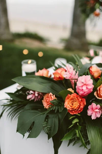 Plano Vertical Una Mesa Con Arreglo Floral Tropical Verde Evento —  Fotos de Stock