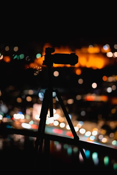 Uma Silhueta Uma Câmera Tripé Fundo Bokeh Borrado Das Luzes — Fotografia de Stock