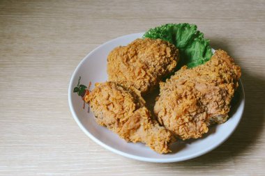 Tahta bir masada kızarmış tavuk.