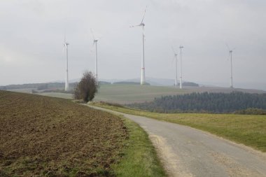 Weilerbach, Rhineland Palatinate, Almanya 'da güzel bir rüzgar türbini görüntüsü