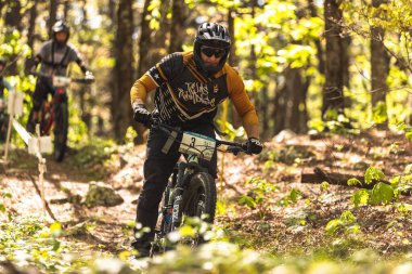 Büyük Cedar, Oklahoma, ABD 'deki Güney Enduro Tur Yarışı' na katılan yarışçıya yakın çekim