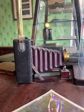 Müzedeki eski bir masada eski bir kamera.