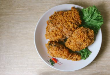 Ahşap bir masada kızarmış tavuk manzarası.