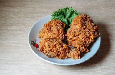 Tahta bir masada kızarmış tavuk.