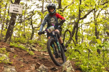 Büyük Cedar, Oklahoma, ABD 'deki Güney Enduro Tur Yarışı' na katılan yarışçıya yakın çekim