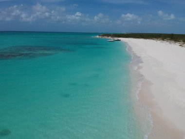 Turkuaz suyu olan güzel bir sahil şeridi.