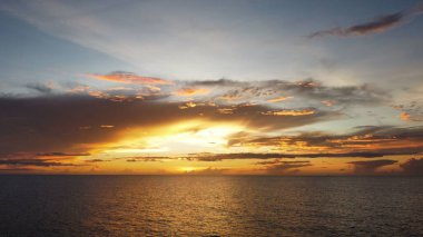 Denizin üzerinde gün batımının manzarası