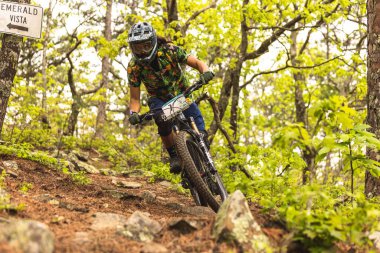 Büyük Cedar, Oklahoma, ABD 'deki Güney Enduro Tur Yarışı' na katılan yarışçıya yakın çekim