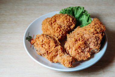 Tahta bir masada kızarmış tavuk.