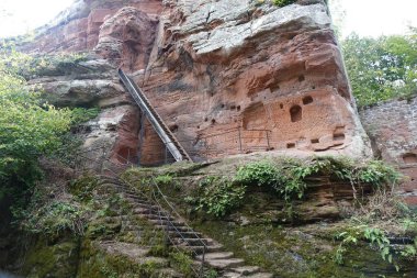 Lutzelhardt, Fransa 'daki bir mağaraya açılan merdivenlerin alçak açılı görüntüsü.