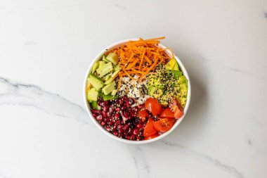 Sebzeli bir kase sağlıklı salatanın en üst görüntüsü.