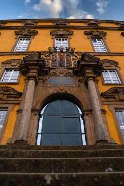 Osnabruck, Almanya 'daki Innenstadt eski şehir merkezindeki bir binanın dikey alçak açılı görüntüsü