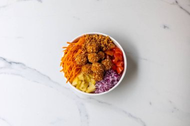 Bir kase Mahalo 'nun sağlıklı sebzeli salatası.