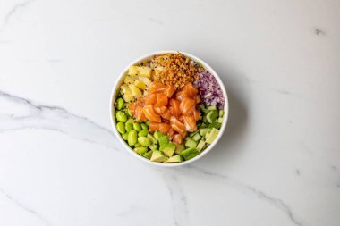 Bir kase sebzeli sağlıklı salata.